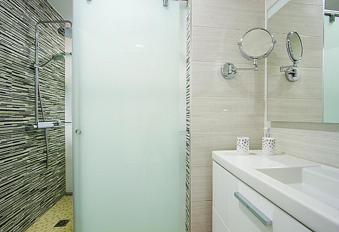 Bathroom with shower . - Villa Dream Cinco . (Galería de imágenes) }}