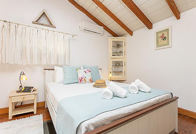 Double bedroom with A/C . - Miller's Cottage . (Galerie de photos) }}