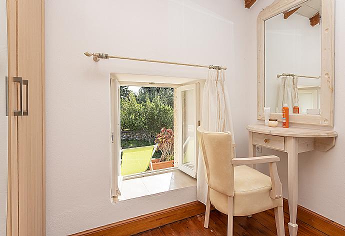 Double bedroom with A/C . - Miller's Cottage . (Fotogalerie) }}