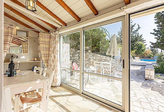 Sunroom with dining area . - Miller's Cottage . (Photo Gallery) }}