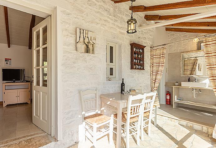 Sunroom with dining area . - Miller's Cottage . (Fotogalerie) }}