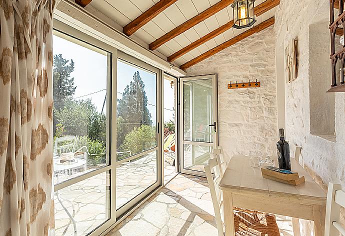 Sunroom with dining area . - Miller's Cottage . (Fotogalerie) }}