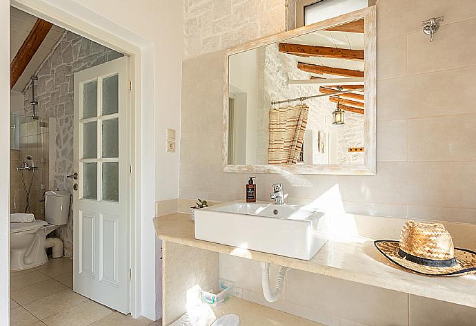 Family bathroom with shower . - Miller's Cottage . (Galleria fotografica) }}