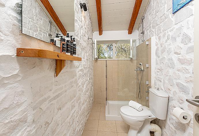 Family bathroom with shower . - Miller's Cottage . (Fotogalerie) }}