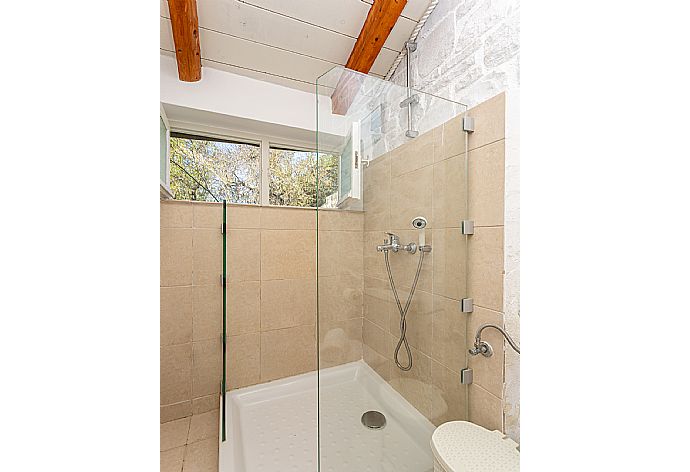 Family bathroom with shower . - Miller's Cottage . (Galleria fotografica) }}