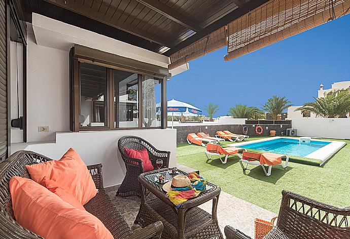 Private pool with terrace area . - Villa Tuco . (Fotogalerie) }}