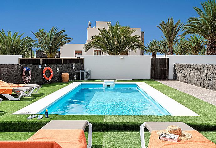 Private pool with terrace area . - Villa Tuco . (Galería de imágenes) }}