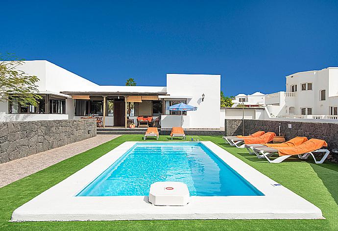 ,Private pool with terrace area . - Villa Tuco . (Galería de imágenes) }}