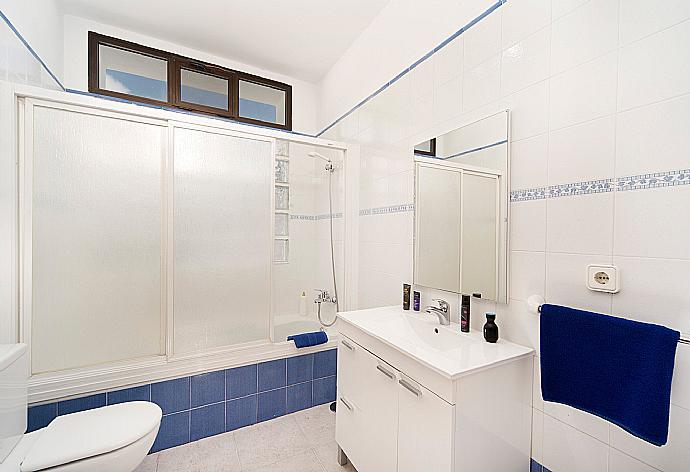 Bathroom with bath and overhead shower . - Villa Tuco . (Fotogalerie) }}