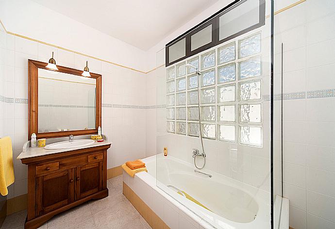 Bathroom with bath and overhead shower . - Villa Tuco . (Fotogalerie) }}