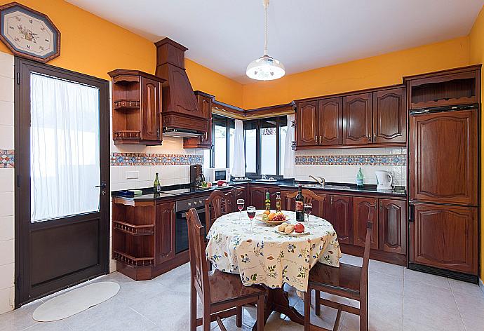 Equipped kitchen and dining area . - Villa Tuco . (Photo Gallery) }}