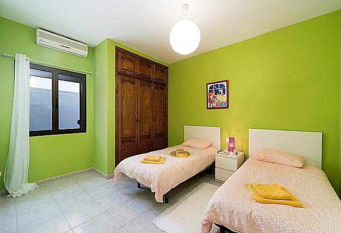 Twin bedroom with A/C . - Villa Tuco . (Galería de imágenes) }}
