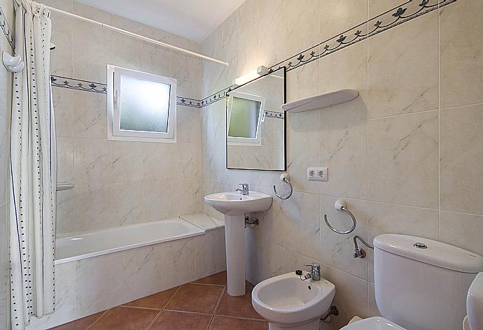 Bathroom with bath and overhead shower . - Villa Toymi . (Fotogalerie) }}