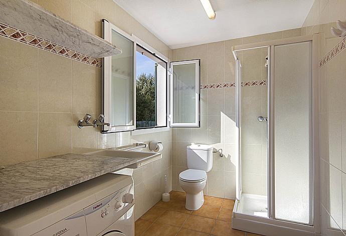 Bathroom with shower . - Villa Toymi . (Fotogalerie) }}