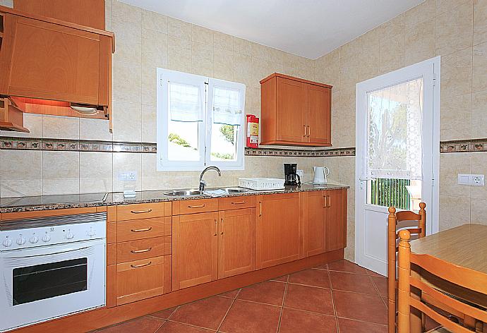 Equipped kitchen and dining area . - Villa Toymi . (Fotogalerie) }}