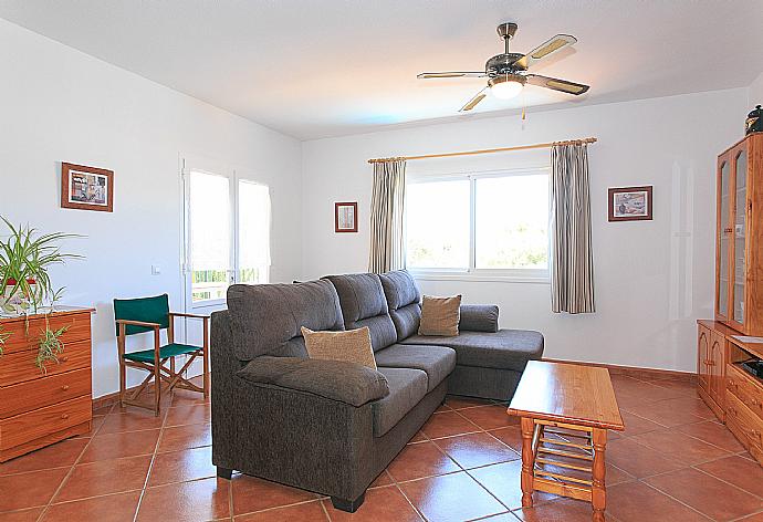 Living room with WiFi, TV, DVD player and terrace access . - Villa Toymi . (Fotogalerie) }}