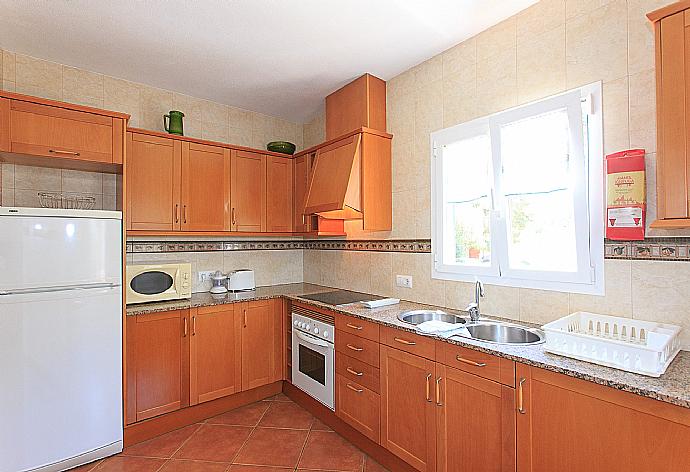 Equipped kitchen and dining area . - Villa Toymi . (Fotogalerie) }}