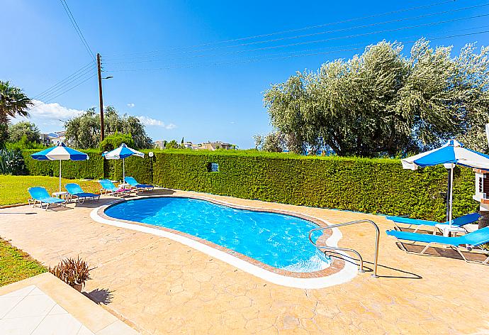 Private pool, terrace, and garden . - Villa Halima Georgios . (Галерея фотографий) }}