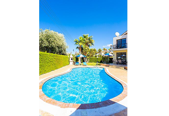 Private pool, terrace, and garden . - Villa Halima Georgios . (Fotogalerie) }}