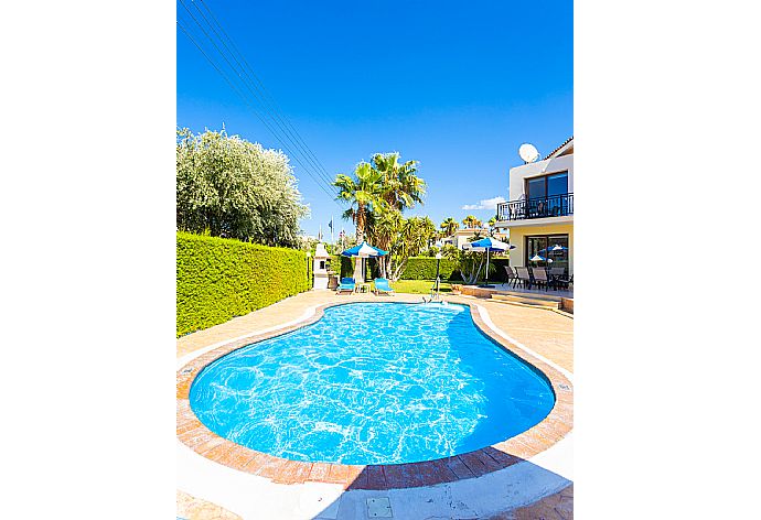 Private pool, terrace, and garden . - Villa Halima Georgios . (Галерея фотографий) }}