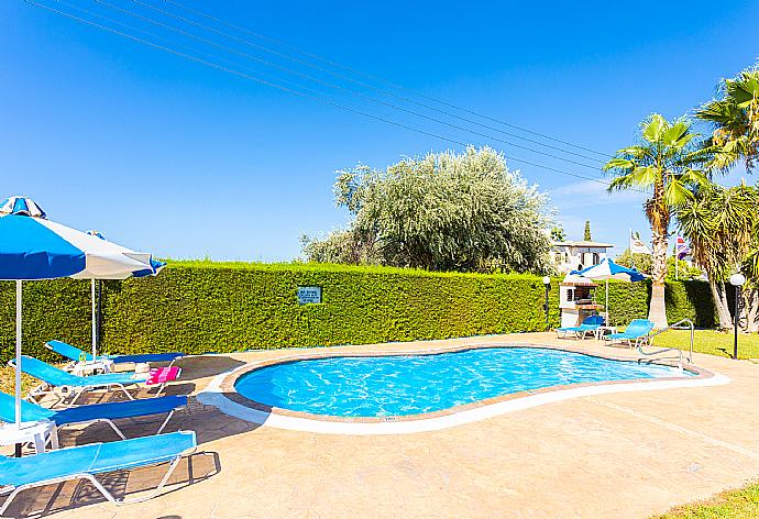 Private pool, terrace, and garden . - Villa Halima Georgios . (Галерея фотографий) }}