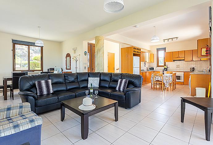 Open-plan living room with sofa, dining areas, kitchen, A/C, WiFi internet, and satellite TV . - Villa Halima Georgios . (Fotogalerie) }}