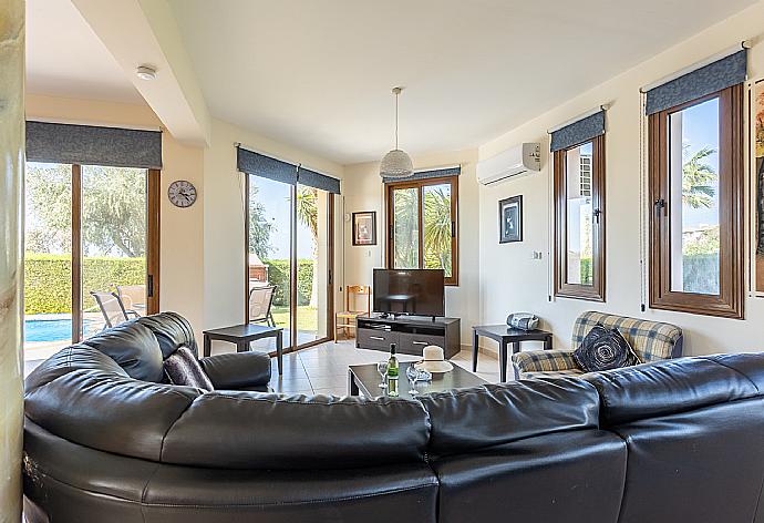 Open-plan living room with sofa, dining areas, kitchen, A/C, WiFi internet, and satellite TV . - Villa Halima Georgios . (Galleria fotografica) }}