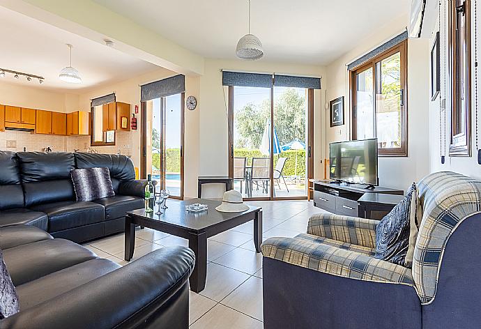 Open-plan living room with sofa, dining areas, kitchen, A/C, WiFi internet, and satellite TV . - Villa Halima Georgios . (Галерея фотографий) }}