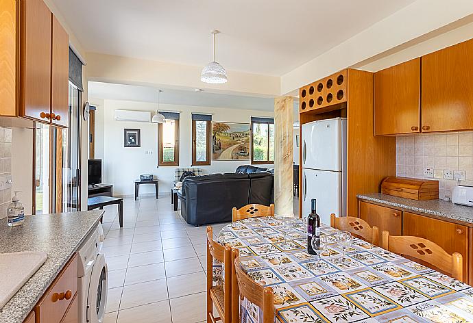 Equipped kitchen . - Villa Halima Georgios . (Fotogalerie) }}