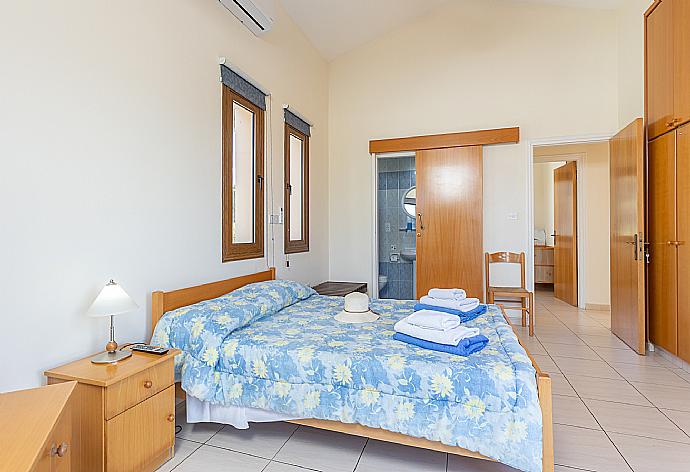 Double bedroom with en suite bathroom, A/C, sea views, and balcony access . - Villa Halima Georgios . (Galerie de photos) }}