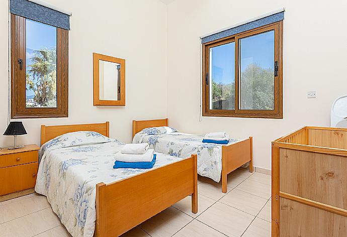 Twin bedroom with A/C . - Villa Halima Georgios . (Galería de imágenes) }}