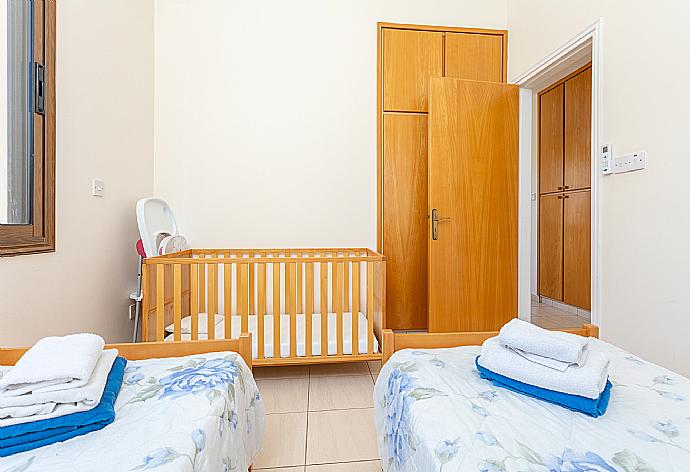 Twin bedroom with A/C . - Villa Halima Georgios . (Fotogalerie) }}