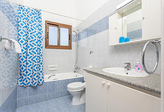 Family bathroom with bath and shower . - Villa Halima Georgios . (Photo Gallery) }}