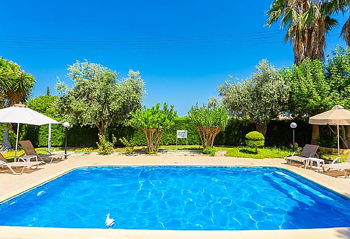 Private pool, terrace, and garden . - Villa Halima Stefanos . (Galerie de photos) }}