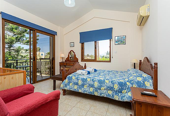 Double bedroom with en suite bathroom, A/C, and balcony . - Villa Halima Stefanos . (Галерея фотографий) }}