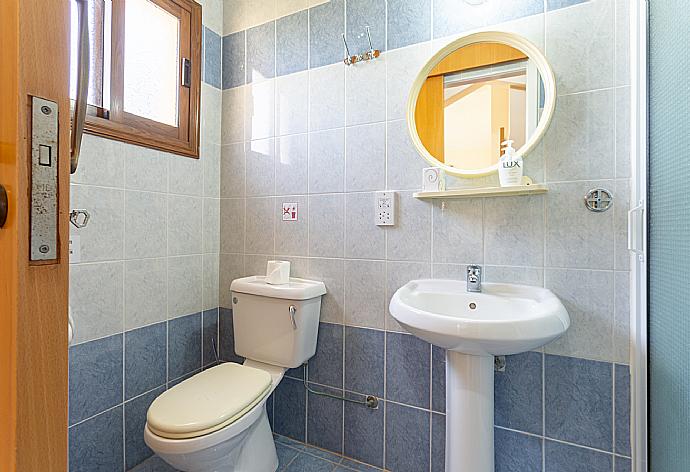 En suite bathroom with shower . - Villa Halima Stefanos . (Galería de imágenes) }}