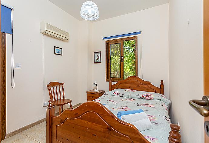 Double bedroom with A/C . - Villa Halima Stefanos . (Galerie de photos) }}