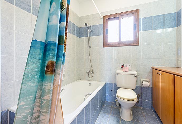 Family bathroom with bath and shower . - Villa Halima Stefanos . (Fotogalerie) }}