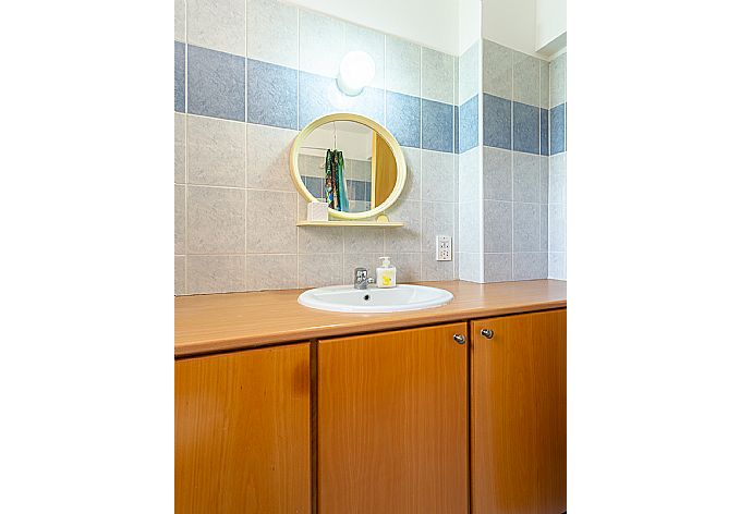 Family bathroom with bath and shower . - Villa Halima Stefanos . (Galería de imágenes) }}