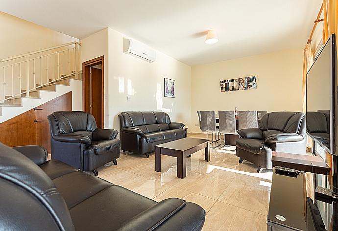 Open-plan living room with sofas, dining area, kitchen, A/C, WiFi internet, satellite TV, and terrace access . - Villa Achilleas Chrystalla . (Galleria fotografica) }}