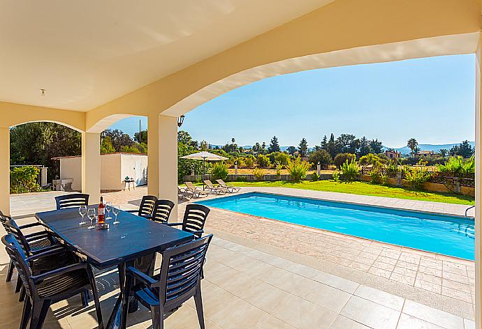 Sheltered terrace area . - Villa Achilleas Chrystalla . (Galería de imágenes) }}