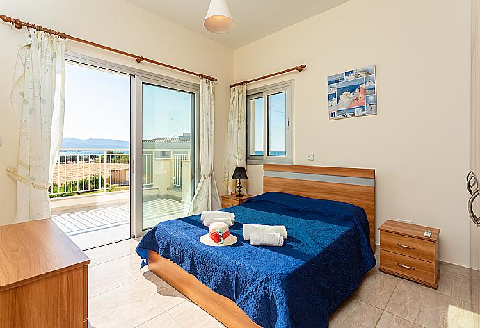 Double bedroom with en suite bathroom, A/C, and upper terrace access with sea views . - Villa Achilleas Chrystalla . (Галерея фотографий) }}