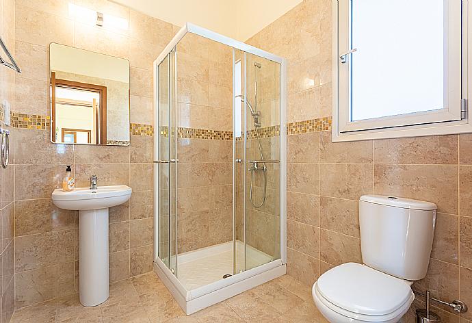 En suite bathroom with shower . - Villa Achilleas Chrystalla . (Galería de imágenes) }}