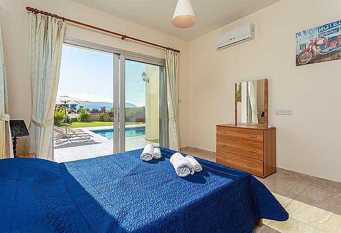 Double bedroom with en suite bathroom, A/C, and pool terrace access . - Villa Achilleas Chrystalla . (Galleria fotografica) }}