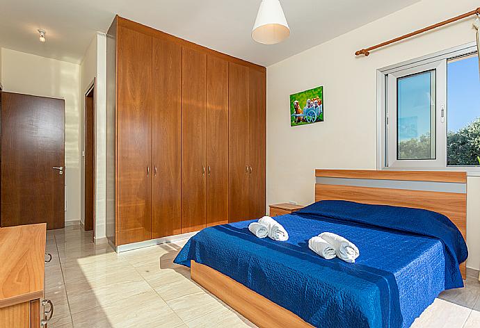 Double bedroom with en suite bathroom, A/C, and pool terrace access . - Villa Achilleas Chrystalla . (Galerie de photos) }}