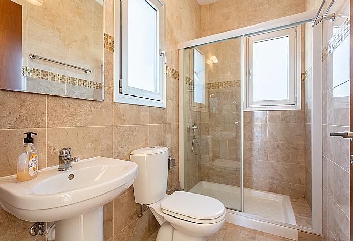 En suite bathroom with shower . - Villa Achilleas Chrystalla . (Galería de imágenes) }}