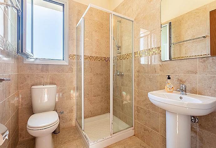 En suite bathroom with shower . - Villa Achilleas Chrystalla . (Galería de imágenes) }}