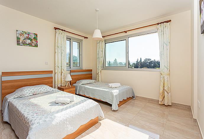 Twin bedroom with en suite bathroom and A/C . - Villa Achilleas Chrystalla . (Galleria fotografica) }}