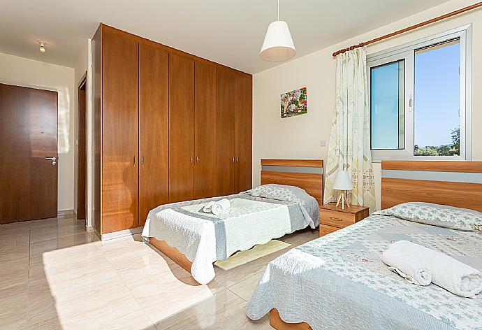 Twin bedroom with en suite bathroom and A/C . - Villa Achilleas Chrystalla . (Галерея фотографий) }}