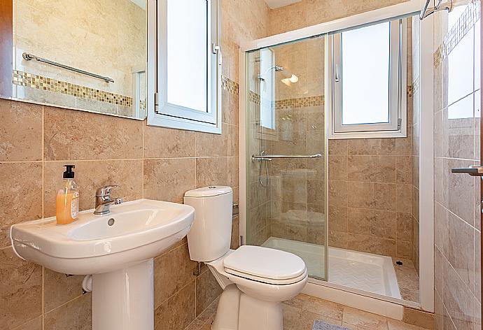 En suite bathroom with shower . - Villa Achilleas Chrystalla . (Galería de imágenes) }}